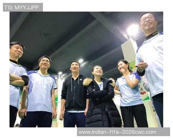 足球场上美女风采绽放魅力四射引领时尚潮流的精彩瞬间